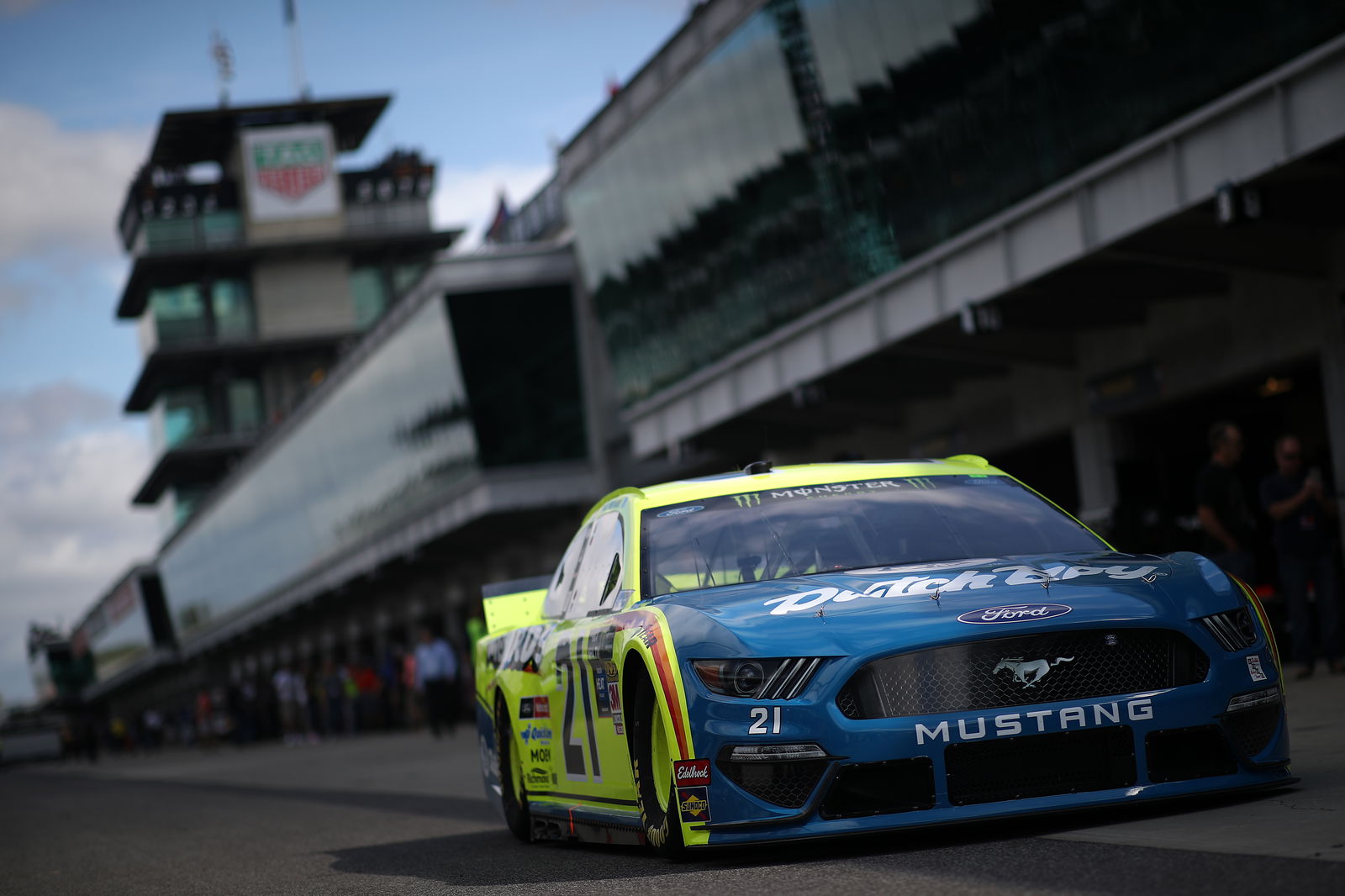 Martin Truex, Jr sees off Kevin Harvick to claim win at Las Vegas